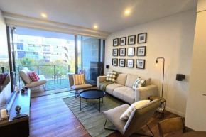 Swanky 2 bed apt with parking - easy city access, Sydney